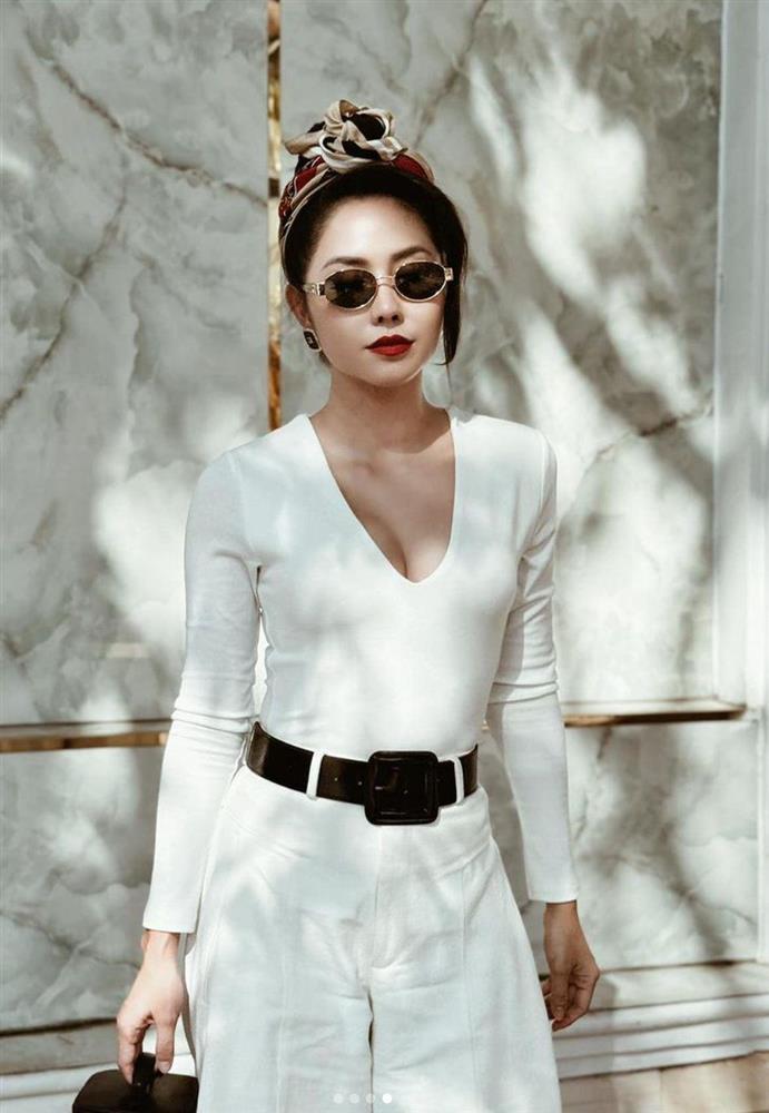 Diễn viên Tường Vi có làn da trắng như trứng gà bóc, mê kiểu áo khoe thềm ngực đầy-6