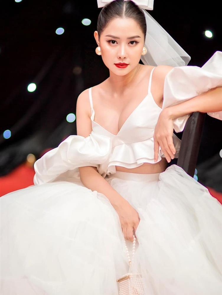 Diễn viên Tường Vi có làn da trắng như trứng gà bóc, mê kiểu áo khoe thềm ngực đầy-7