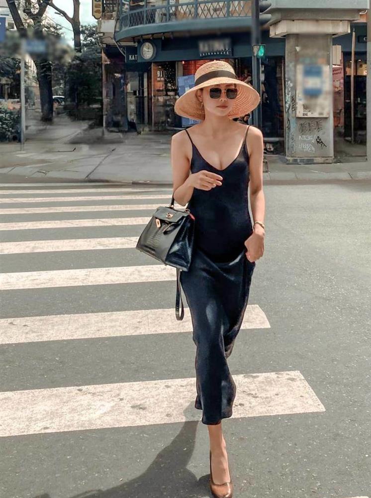 Diễn viên Tường Vi có làn da trắng như trứng gà bóc, mê kiểu áo khoe thềm ngực đầy-9