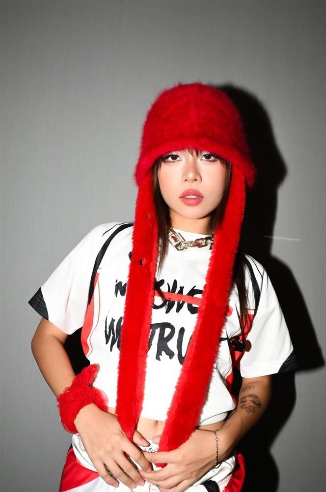 Gu thời trang gợi cảm, biến hóa độc đáo của nữ rapper tlinh-5