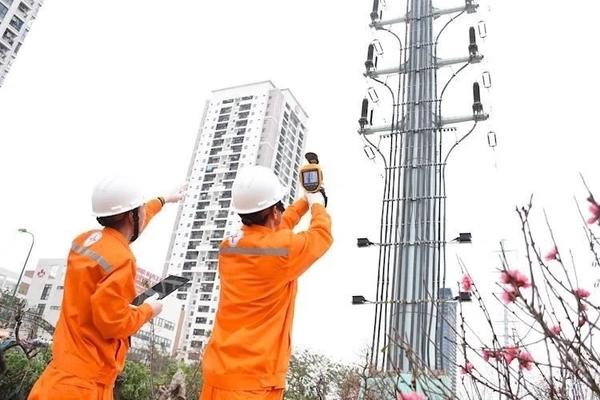 Nam thanh niên nghi ngáo đá leo cột điện cao hơn chục mét ở TPHCM-2