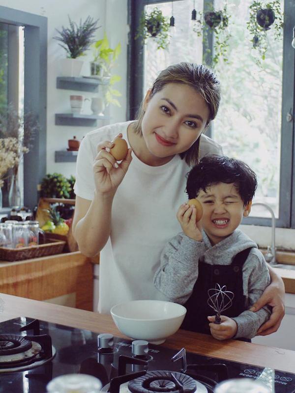 Mỹ nhân vũ trụ VFC làm mẹ đơn thân: Ngọc Lan trắc trở tình duyên, U40 yên phận nuôi con trai nhỏ-7