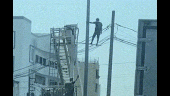 Nam thanh niên nghi ngáo đá leo cột điện cao hơn chục mét ở TPHCM-1