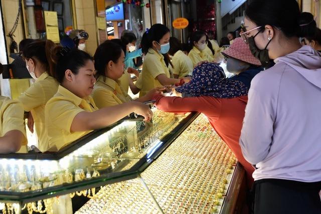 Giá vàng trong nước tiếp tục giảm sâu-1