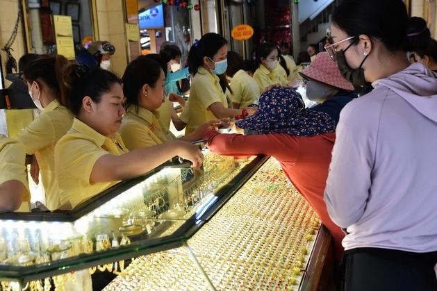 Giá vàng hôm nay 6/4: Xô đổ kỷ lục cũ, vàng lại lập đỉnh lịch sử mới-2