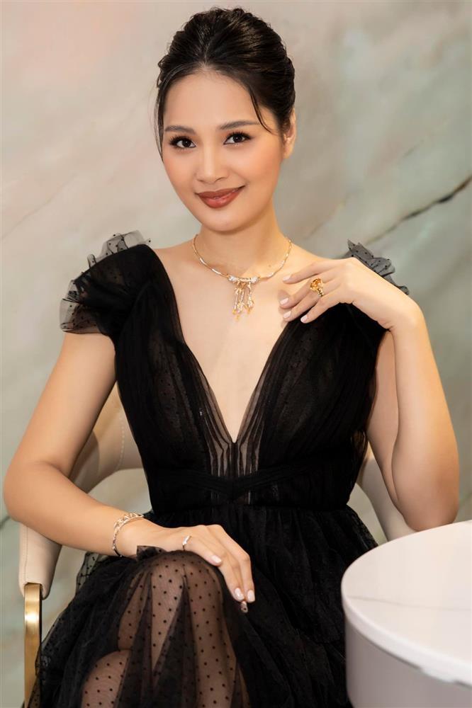 Hoa hậu Hương Giang cao 1m8, ông xã gần 2m, ái nữ còn nhỏ đã sở hữu sắc vóc vượt trội, tương lai kế nhiệm mẹ không còn xa-2