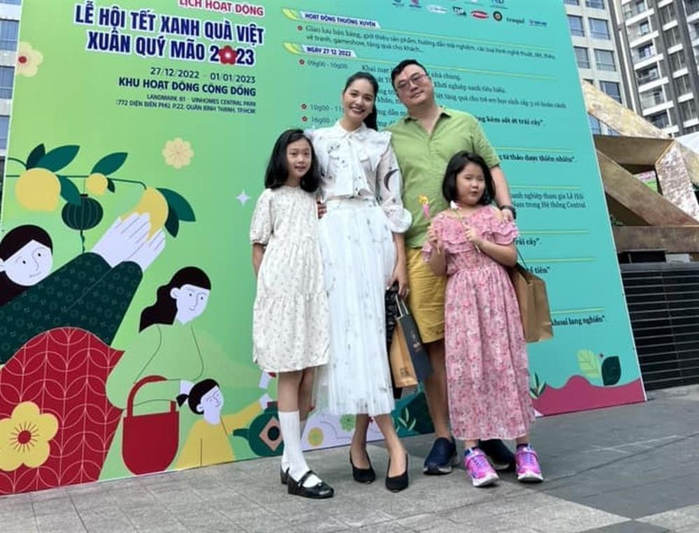 Hoa hậu Hương Giang cao 1m8, ông xã gần 2m, ái nữ còn nhỏ đã sở hữu sắc vóc vượt trội, tương lai kế nhiệm mẹ không còn xa-3