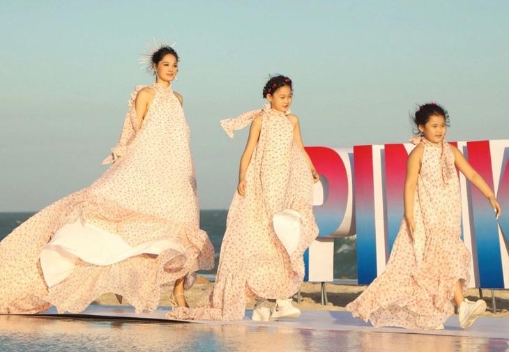 Hoa hậu Hương Giang cao 1m8, ông xã gần 2m, ái nữ còn nhỏ đã sở hữu sắc vóc vượt trội, tương lai kế nhiệm mẹ không còn xa-5