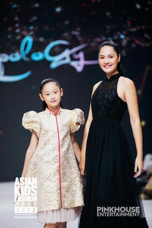 Hoa hậu Hương Giang cao 1m8, ông xã gần 2m, ái nữ còn nhỏ đã sở hữu sắc vóc vượt trội, tương lai kế nhiệm mẹ không còn xa-7