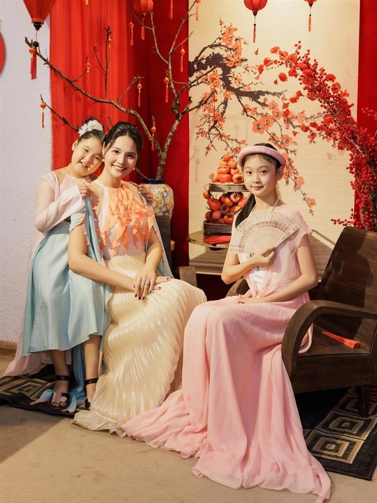 Hoa hậu Hương Giang cao 1m8, ông xã gần 2m, ái nữ còn nhỏ đã sở hữu sắc vóc vượt trội, tương lai kế nhiệm mẹ không còn xa-8