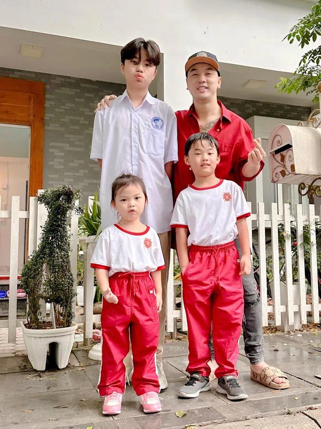 Con riêng của vợ Ưng Hoàng Phúc hưởng gen người mẫu từ mẹ, 15 tuổi cao hơn 1m8, bố dượng thương như con ruột-2