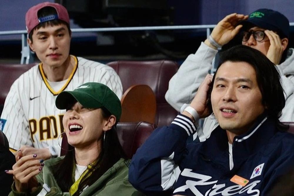 Cùng là bố bỉm sữa, nhan sắc Song Joong Ki và Hyun Bin gây tranh cãi-5