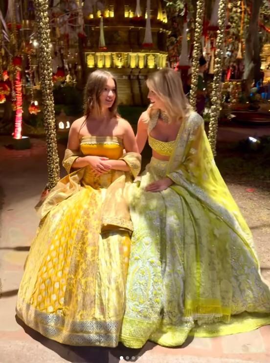 Cháu gái Donald Trump ở tuổi dậy thì lớn phổng phao, ngồi kế bên mẹ ra dáng mỹ nhân-1