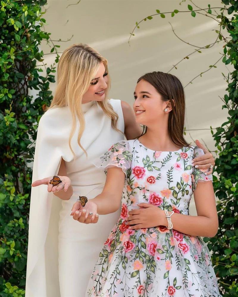 Cháu gái Donald Trump ở tuổi dậy thì lớn phổng phao, ngồi kế bên mẹ ra dáng mỹ nhân-3