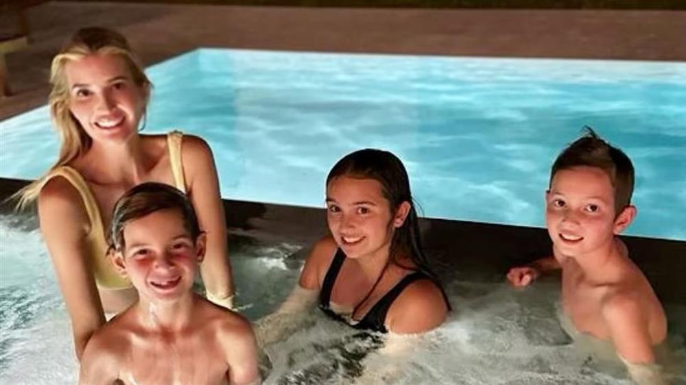 Cháu gái Donald Trump ở tuổi dậy thì lớn phổng phao, ngồi kế bên mẹ ra dáng mỹ nhân-4