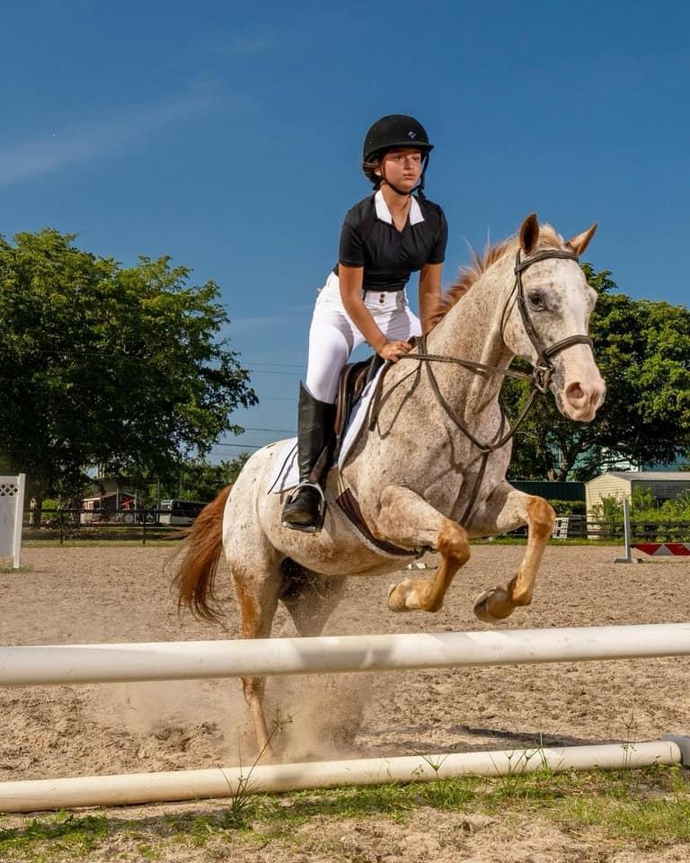 Cháu gái Donald Trump ở tuổi dậy thì lớn phổng phao, ngồi kế bên mẹ ra dáng mỹ nhân-5