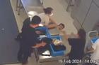 Nữ nhân viên 'nhanh như cắt' túm giữ em bé ngã khỏi bàn ở sân bay Nội Bài
