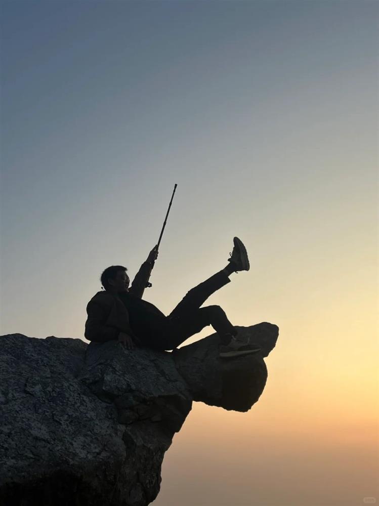 Du khách suýt chết khi chụp ảnh sống ảo trên mỏm đá tử thần-5