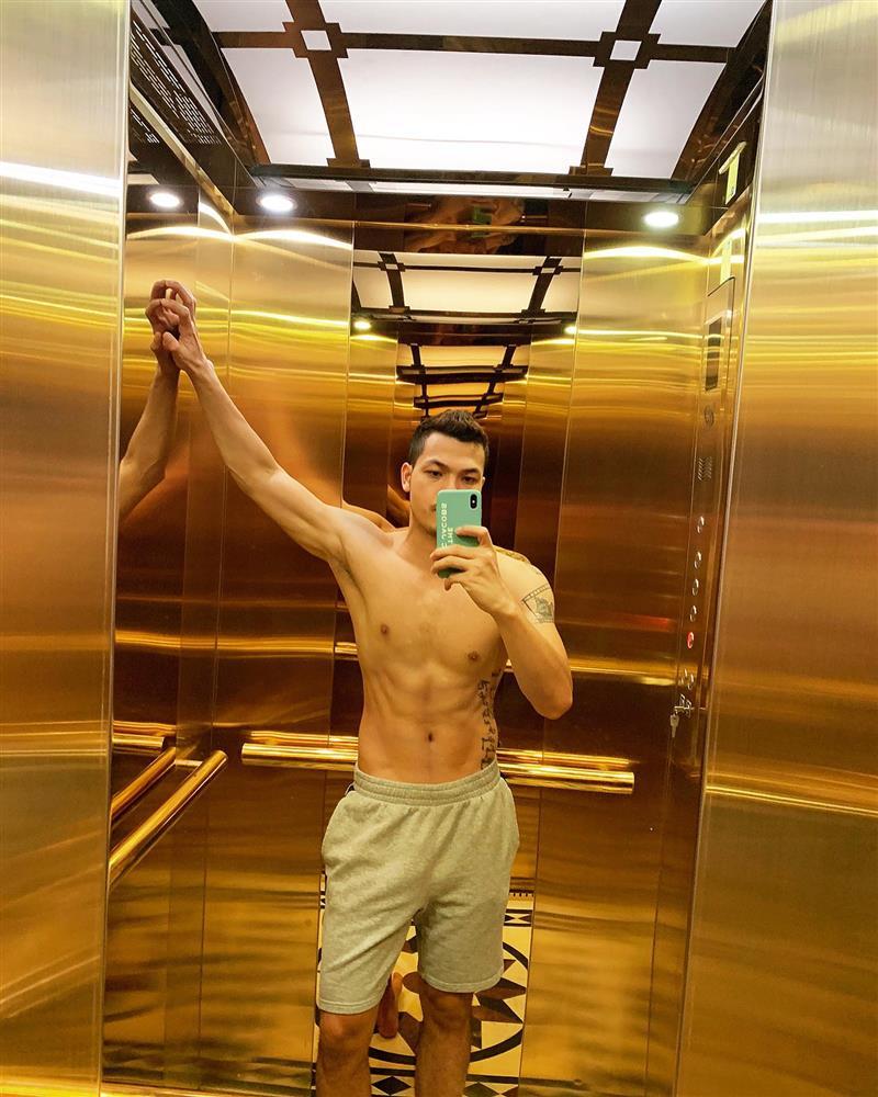 Vẻ phong trần bụi bặm đời thực của nam người mẫu vừa gia nhập vũ trụ VFC vai em họ Hồng Diễm-11