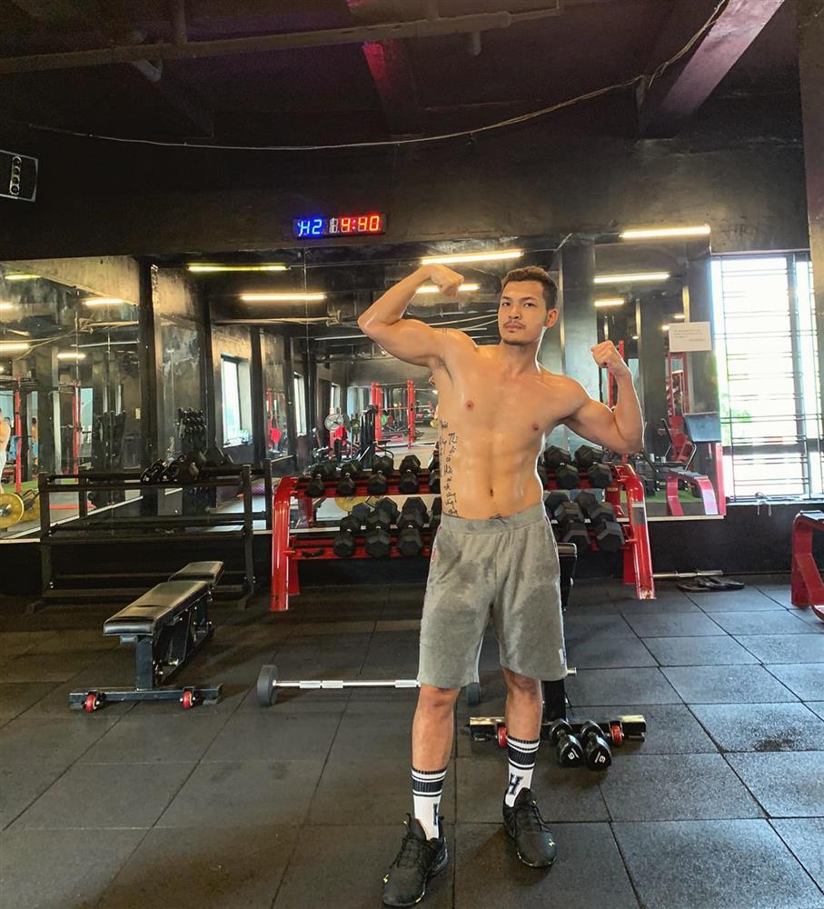 Vẻ phong trần bụi bặm đời thực của nam người mẫu vừa gia nhập vũ trụ VFC vai em họ Hồng Diễm-12