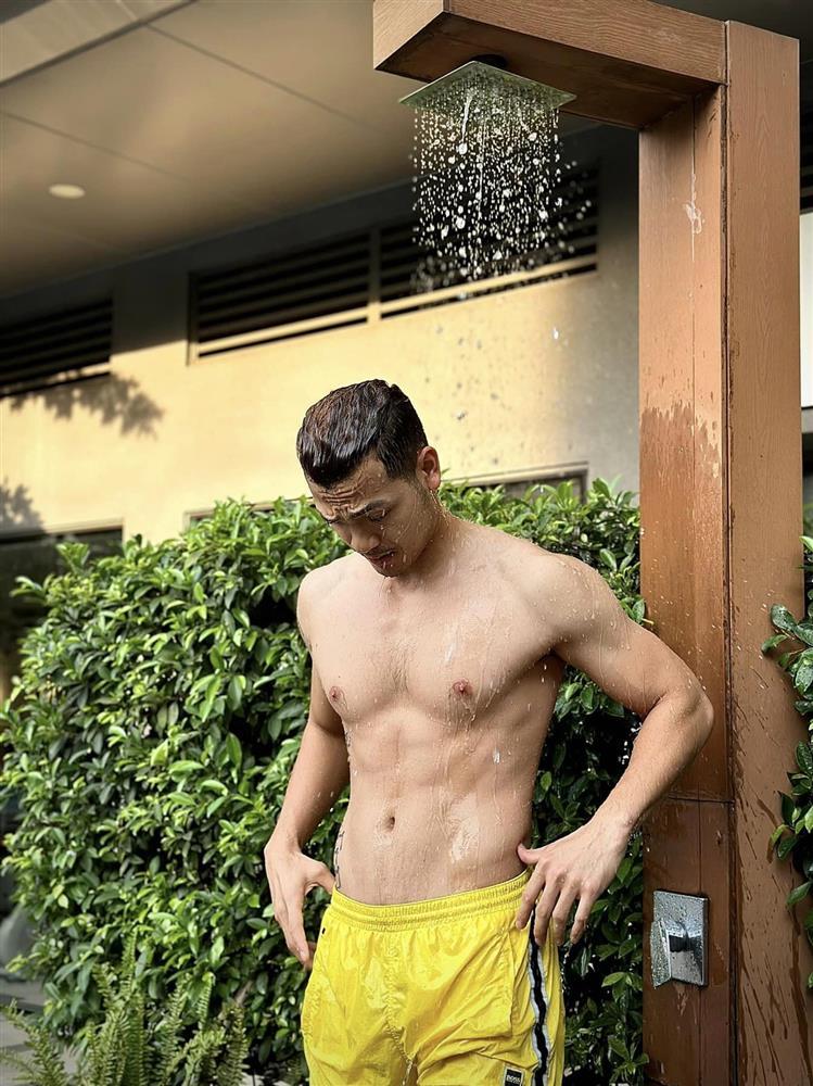 Vẻ phong trần bụi bặm đời thực của nam người mẫu vừa gia nhập vũ trụ VFC vai em họ Hồng Diễm-13