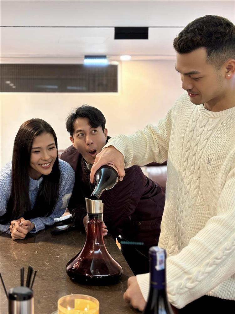 Vẻ phong trần bụi bặm đời thực của nam người mẫu vừa gia nhập vũ trụ VFC vai em họ Hồng Diễm-2