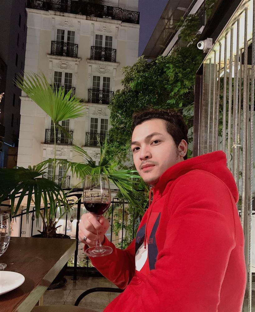 Vẻ phong trần bụi bặm đời thực của nam người mẫu vừa gia nhập vũ trụ VFC vai em họ Hồng Diễm-5