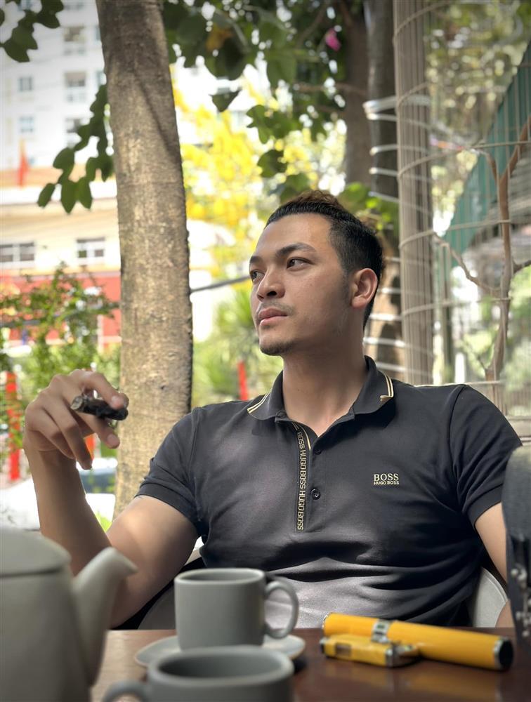 Vẻ phong trần bụi bặm đời thực của nam người mẫu vừa gia nhập vũ trụ VFC vai em họ Hồng Diễm-6