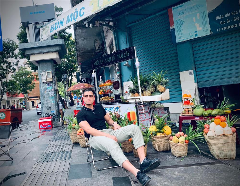 Vẻ phong trần bụi bặm đời thực của nam người mẫu vừa gia nhập vũ trụ VFC vai em họ Hồng Diễm-8