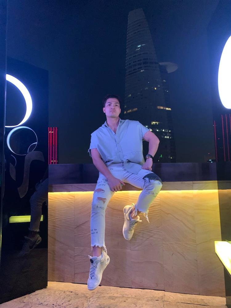 Vẻ phong trần bụi bặm đời thực của nam người mẫu vừa gia nhập vũ trụ VFC vai em họ Hồng Diễm-9