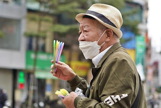 Chuyện đời của cụ ông bán bút bi 'nổi tiếng nhất' Hà Nội