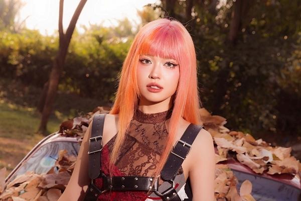 Hình ảnh Suni Hạ Linh khi ghi hình Đạp Gió tại Trung Quốc gây chú ý-6