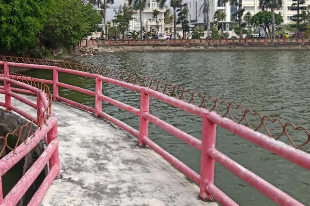 Phát hiện thi thể nữ giới mặc áo khoác hồng trong hồ nước ở Bạc Liêu-1