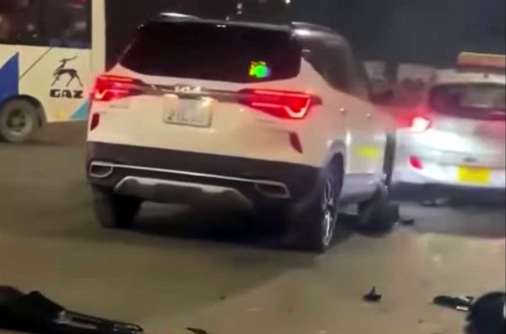 Xe taxi tông nhiều phương tiện chờ đèn đỏ ở Hà Nội, đôi nam nữ nguy kịch-1