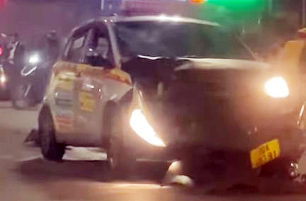 Xe taxi tông nhiều phương tiện chờ đèn đỏ ở Hà Nội, đôi nam nữ nguy kịch-2