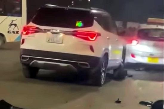 Xe taxi tông nhiều phương tiện chờ đèn đỏ ở Hà Nội, đôi nam nữ nguy kịch