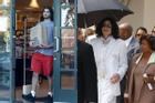 'Cậu út' nhà Michael Jackson đưa bà nội ra tòa vì bất đồng tài chính
