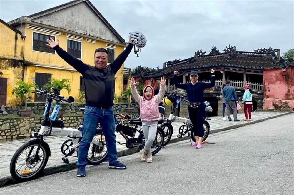 Đà Nẵng: Cha mặc đồ khủng long đón con gái ở trường gây sốt mạng xã hội-2