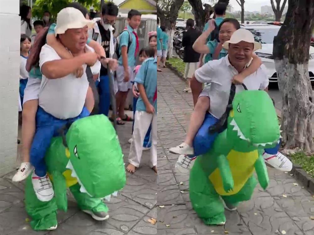 Đà Nẵng: Cha mặc đồ khủng long đón con gái ở trường gây sốt mạng xã hội-1