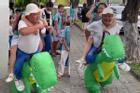Đà Nẵng: Cha mặc đồ khủng long đón con gái ở trường gây sốt mạng xã hội