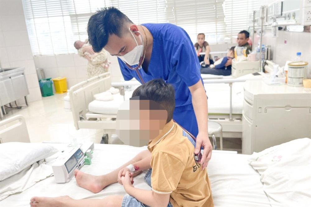 Bé trai 7 tuổi bị đột quỵ-1