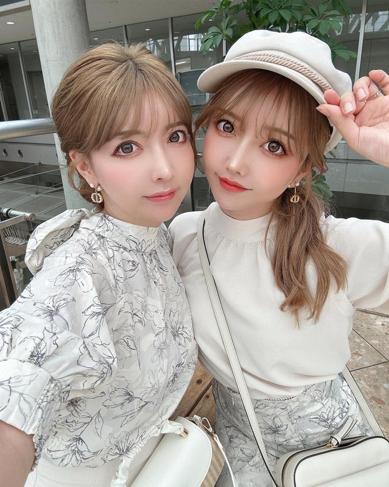 Cặp sinh đôi Nhật Bản gây sốt vì dao kéo toàn bộ gương mặt giờ ra sao?-3