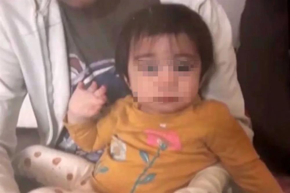 Bi kịch bé 16 tháng tuổi chết vì bị mẹ để ở nhà một mình 10 ngày để đi chơi-1