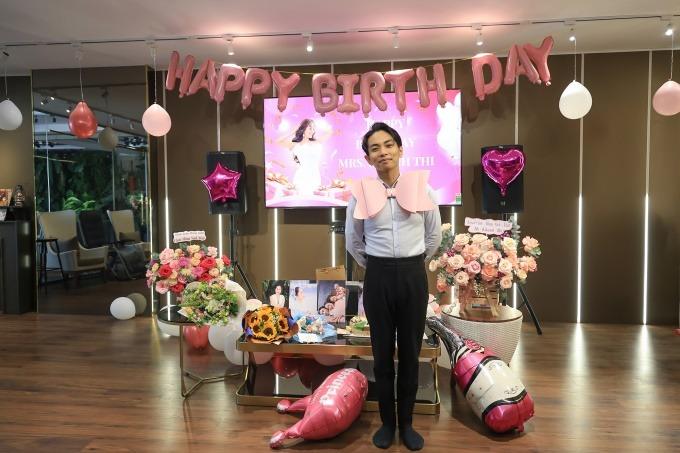 Phan Hiển tự gói mình làm quà sinh nhật tặng bà xã Khánh Thi, phản ứng của nóc nhà gây chú ý-1