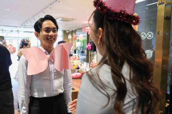 Phan Hiển tự gói mình làm quà sinh nhật tặng bà xã Khánh Thi, phản ứng của nóc nhà gây chú ý-2