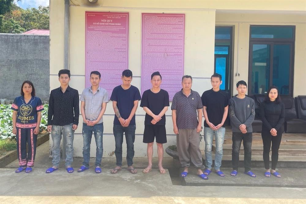 Vợ kéo theo 8 người đi đánh ghen vì nghi chồng ngoại tình-1