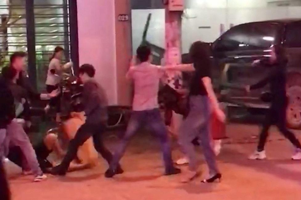 Công an làm việc với 3 người trong clip đánh ghen gây náo loạn phố phường Hà Nội-3