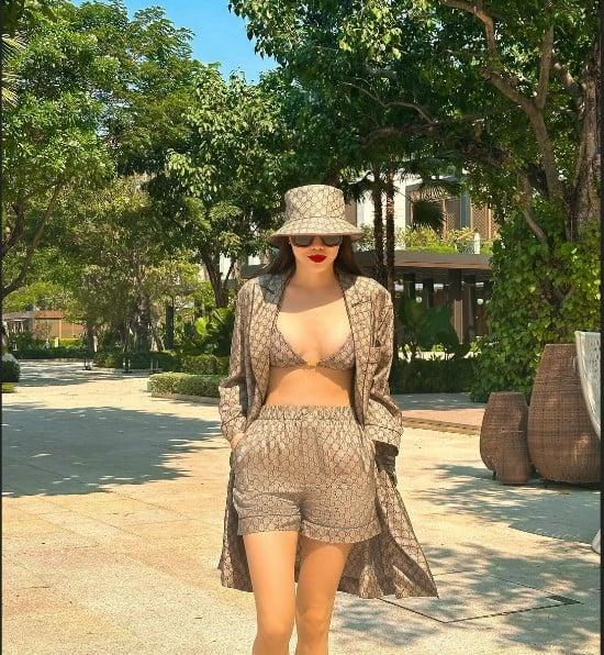 Chớm hè, mỹ nhân Việt gợi cảm với đủ mẫu bikini siêu nhỏ, giá bình dân đến trăm triệu đồng-2
