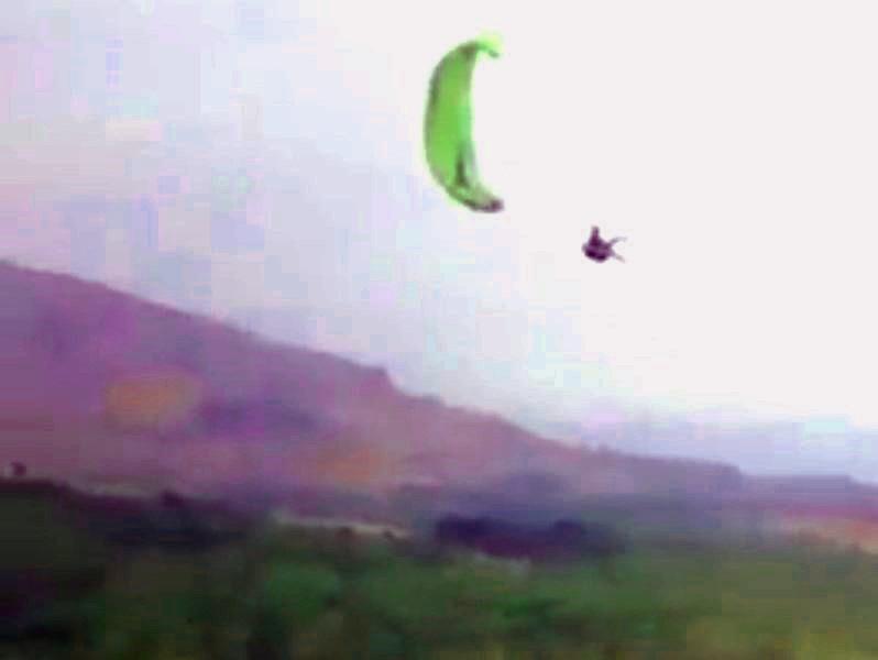 Gặp sự cố lúc hạ cánh, vận động viên dù lượn tử vong ở Kon Tum-1