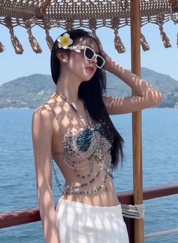 Người đẹp dao kéo có làn da trắng sứ, chuộng mặc khoe body thon thả-2